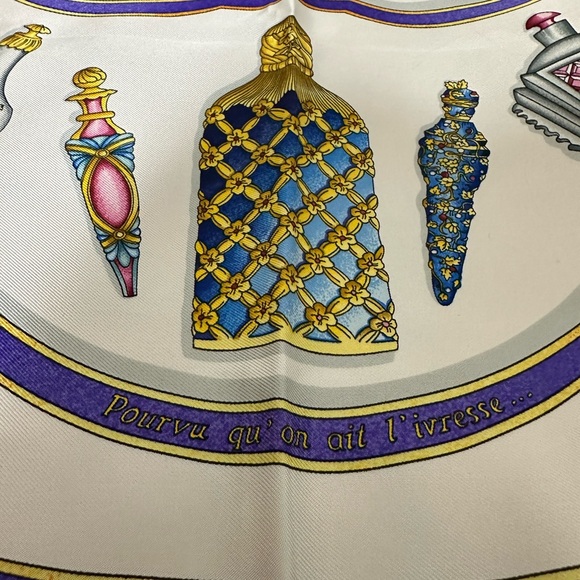 HERMES ❤️🌟 “ QU’IMPORTE LE FLACON..” SILK SCARF HAND-ROLLED EDGES W/ BOX⭐️ - Picture 4 of 6